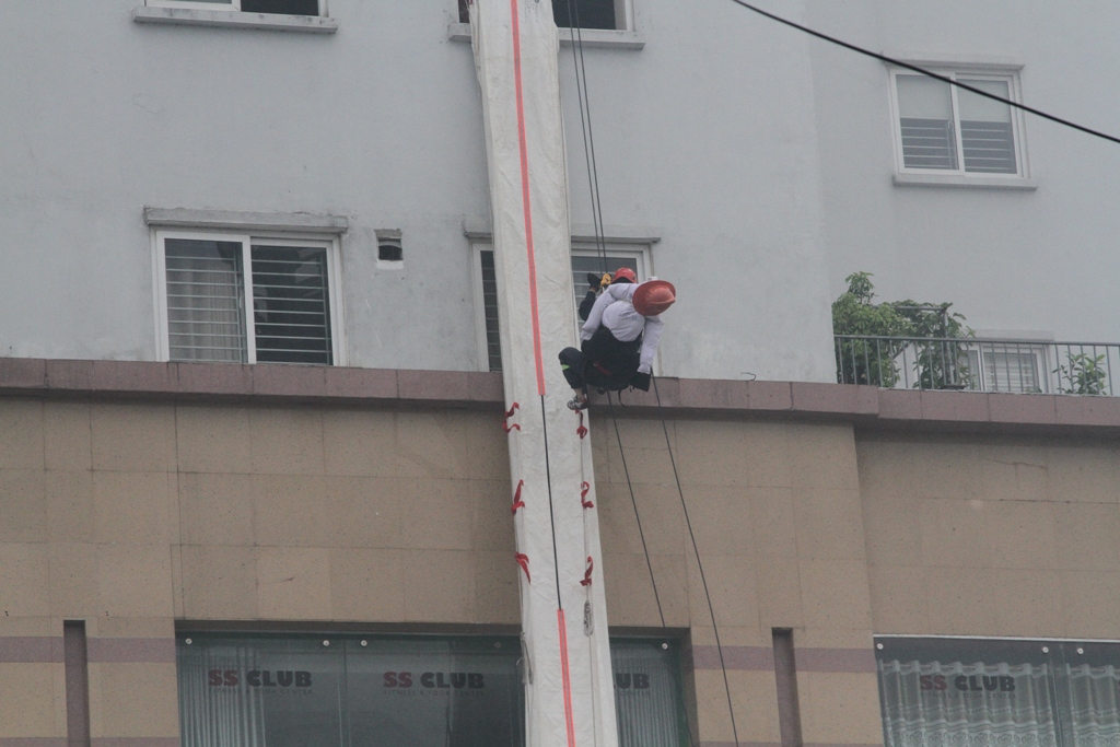 Nghẹt thở xem lính cứu hộ cõng người bị nạn đu dây 