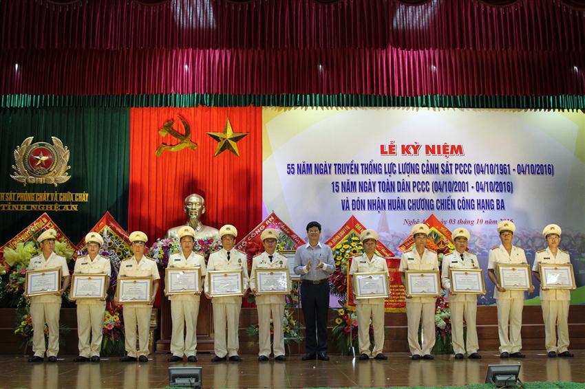 Tặng Bằng khen của Chủ tịch UBND tỉnh cho các tập thể cá nhân có thành tích xuất sắc 