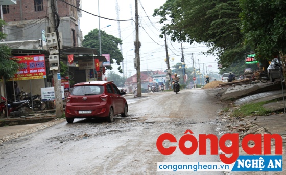 Vỉa hè nham nhở, mặt đường xuống cấp dù chưa bàn giao