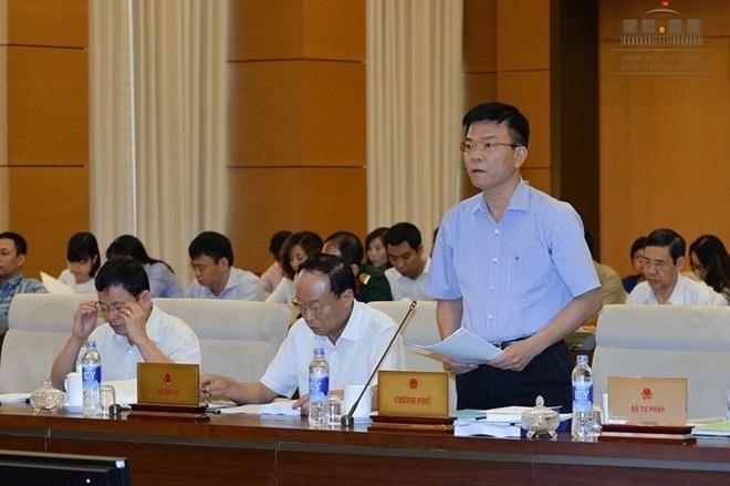 Bộ trưởng Bộ Tư pháp Lê Thành Long đọc Tờ trình