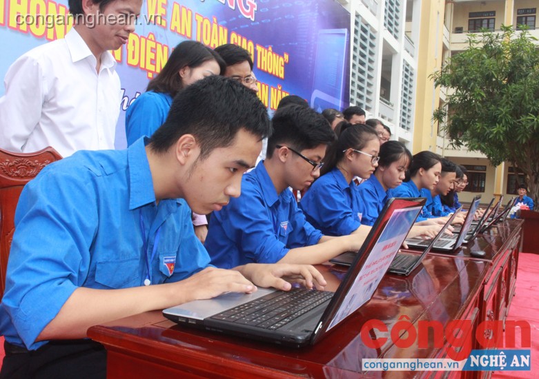 Thanh niên, học sinh tham gia dự thi Tuần thứ nhất ngay sau lễ phát động