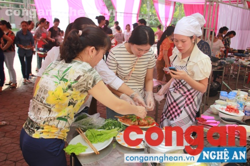 Công tác chuẩn bị món ăn được các đội chuẩn bị rất tỉ mỉ