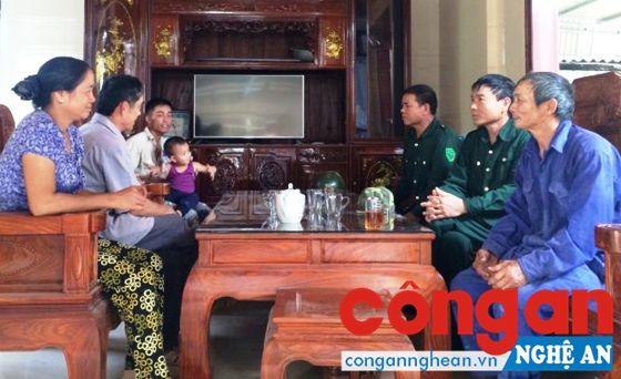 Bảo vệ dân phố phường Tân Giang trao đổi về tình hình ANTT với người dân