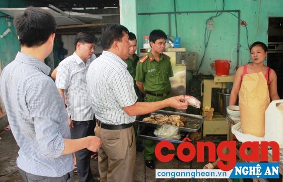 Phòng CSMT tiến hành kiểm tra một cơ sở vi phạm