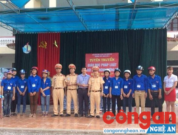  Tặng mũ bảo hiểm cho các em học sinh