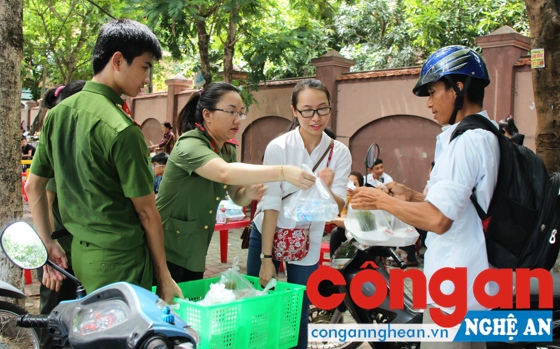 ĐVTN Công an Nghệ An phát cháo miễn phí cho sĩ tử tại kỳ thi THPT quốc gia 2016