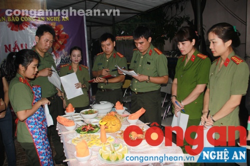 Ban giám khảo tiến hành chấm phần thi