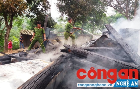 Đám cháy thiêu rụi hoàn toàn ngôi nhà sàn