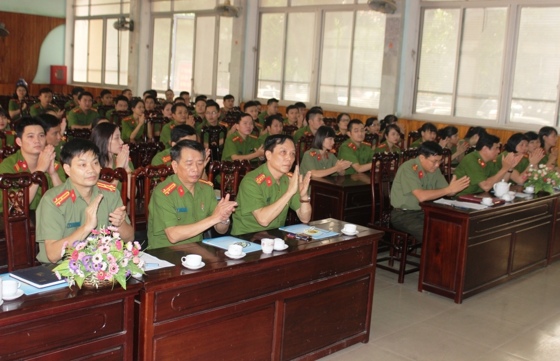 Các đại biểu tại buổi bế giảng