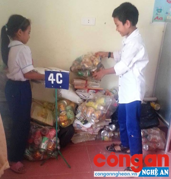 Các đội viên đóng góp vào phong trào “Kế hoạch nhỏ”