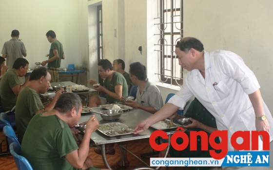 Bác sĩ Phạm Thành Trụ kiểm tra khẩu phần ăn của các thương, bệnh binh