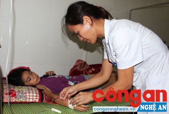 Bệnh nhi viêm não đang được điều trị tại Khoa Truyền nhiễm, Bệnh viện Sản - Nhi Nghệ An