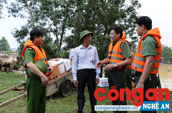 Lực lượng Công an thăm hỏi, tặng quà cho người dân vùng lũ