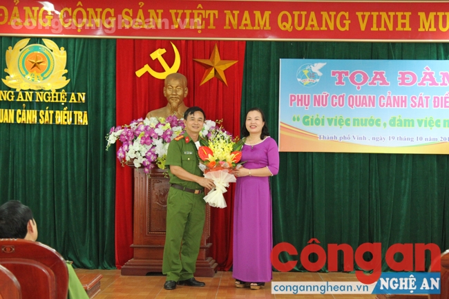 Tặng hoa chúc mừng Phụ nữ Khối CQCSĐT