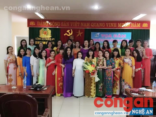 Phụ nữ khối CQCSĐT chụp ảnh lưu niệm cùng lãnh đạo Hội phụ nữ - Công đoàn Công an tỉnh