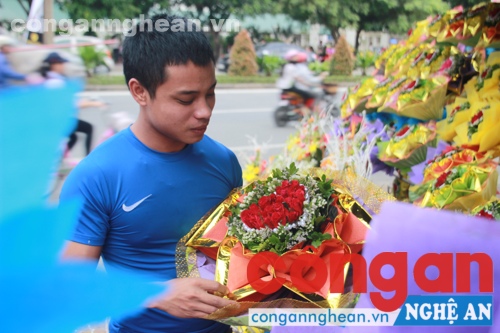 Còn đối với bạn trai này dù biết bạn gái mình thích hoa hồng nhưng anh chàng vẫn 