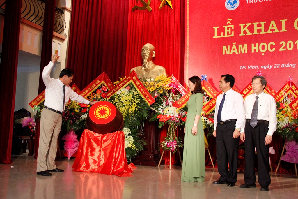 Đồng chí Lê Minh Thông, Ủy viên BTV Tỉnh ủy, Phó Chủ tịch UBND tỉnh đánh trống khai giảng