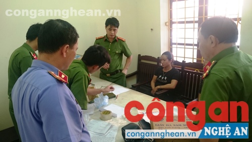 Lực lượng chức năng tiến hành lấy mẫu để giám định
