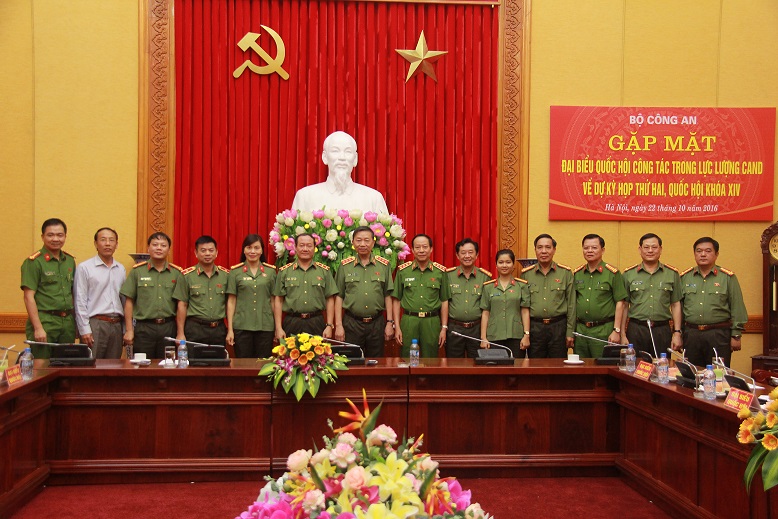 Các đại biểu chụp ảnh lưu niệm tại buổi gặp mặt.