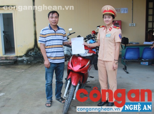 Đội CSGT Công an TP Vinh trao trả xe cho người bị mất trộm