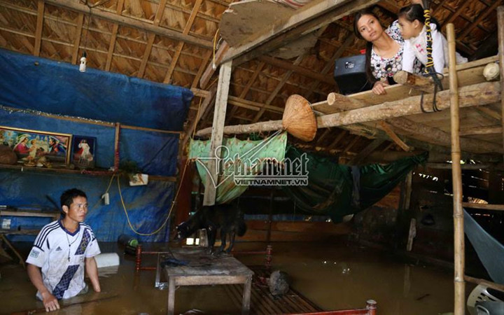 Đồ đạc trong nhà ngập hết. Ảnh: Vietnamnet