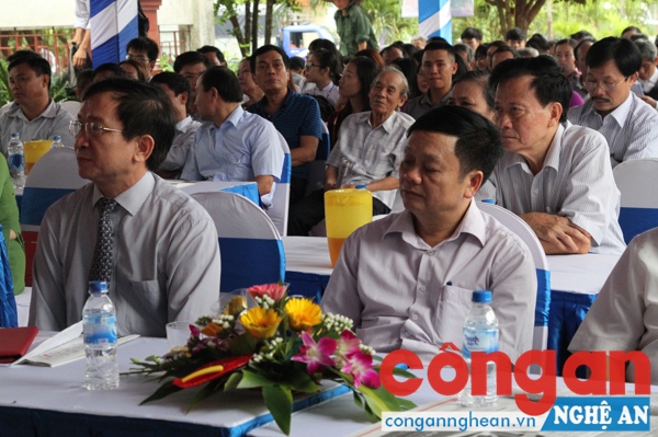 Các đại biểu về dự lễ
