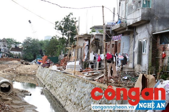  Thi công hào Thành cổ Vinh, đoạn làm 12 hộ dân bị nứt nẻ, sụt lún nhà cửa