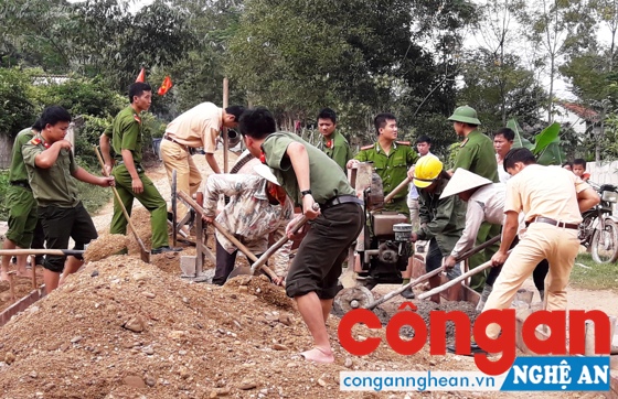 Đoàn viên, thanh niên Công an huyện Quỳ Hợp cùng nhân dân làm đường giao thông nông thôn
