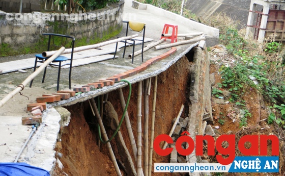 Người dân dùng cọc tre chống đỡ lớp bê tông mặt đường