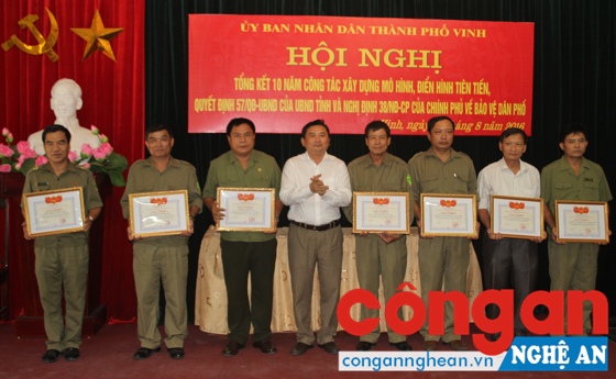 Khen thưởng các tập thể, cá nhân về thực hiện xây dựng mô hình, điển hình và công tác tự quản ở cơ sở giai đoạn 2006 - 2016