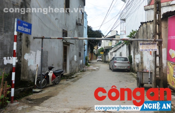 Đường Nguyễn Cảnh Dỵ, phường Hồng Sơn, TP Vinh có gác chắn nên xe chữa cháy chuyên nghiệp không thể vào tiếp cận hiện trường