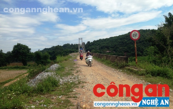 Người dân luôn lo lắng khi đi qua cầu Đò Rồng do đường hai đầu cầu chưa hoàn thiện   
