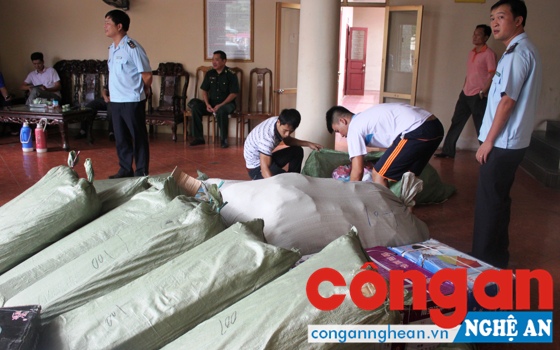 Siết chặt quản lý “đầu ra” thuốc tân dược chứa tiền chất gây nghiện góp phần “hạ nhiệt” vấn nạn ma túy (Trong ảnh: Lực lượng Hải quan thu giữ lô hàng thuốc tân dược không rõ nguồn gốc)