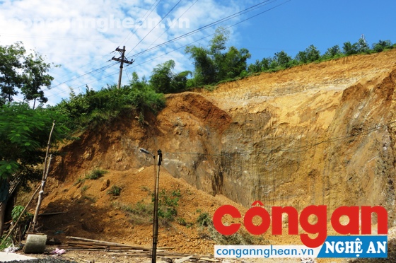 Việc múc đất trái phép của gia đình ông Đoài uy hiếp nghiêm trọng đường dây điện trung thế đi qua địa bàn xã Tường Sơn