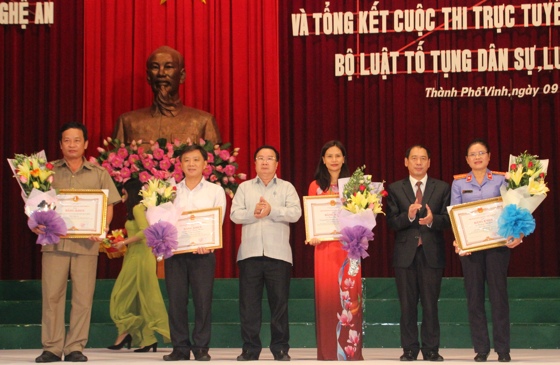 Trao bằng khen cho các tập thể, cá nhân có thành tích trong công  tác triển khai cuộc thi                