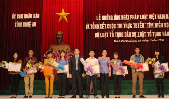 Trao giải nhì cho các thí sinh tham gia