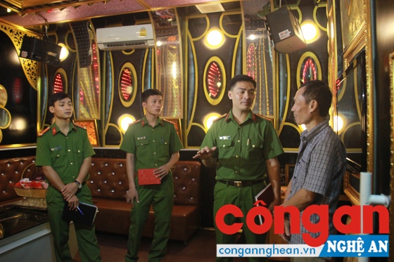 Cán bộ Phòng Cảnh sát PC&CC số 1 kiểm tra và nhắc nhở chủ cơ sở kinh doanh karaoke những sai phạm, thiếu sót cần khắc phục trong công tác PCCC - Ảnh: Huyền Thương