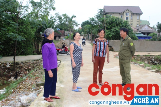 Anh Nguyễn Đình Lương (ngoài cùng bên phải) cùng người dân bên con dốc mới
