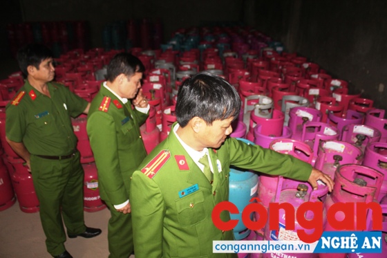 Lực lượng công an kiểm tra kho chứa bình gas