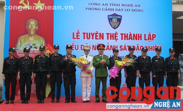 Đồng chí Thượng tá Nguyễn Đức Hải,  Phó Giám đốc Công an tỉnh phát biểu giao  nhiệm vụ cho tiểu đội nữ Cảnh sát đặc nhiệm