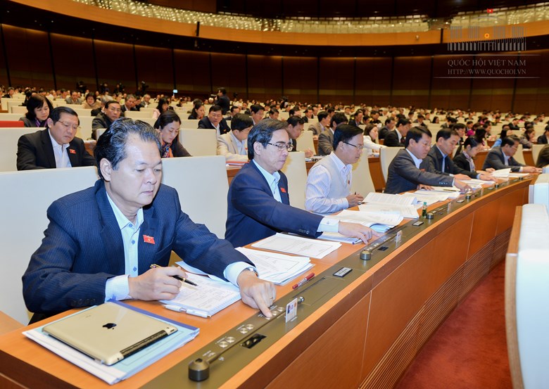 Các đại biểu Quốc hội thông qua Nghị quyết - Ảnh: Đình Nam