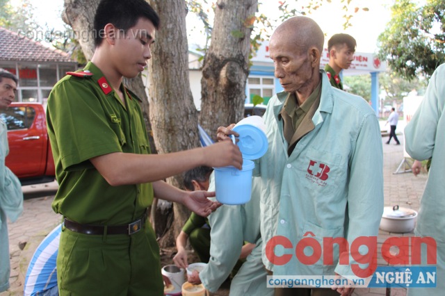 Với những người bệnh già yếu các chiến sỹ Công an phát cháo đến tận tay họ