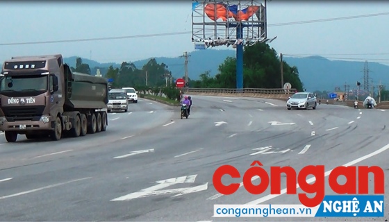 Nút giao thông ngã ba phía Bắc cầu Cấm không có dải phân cách cố định và đèn báo tín hiệu giao thông, tiềm ẩn nhiều nguy cơ mất ATGT