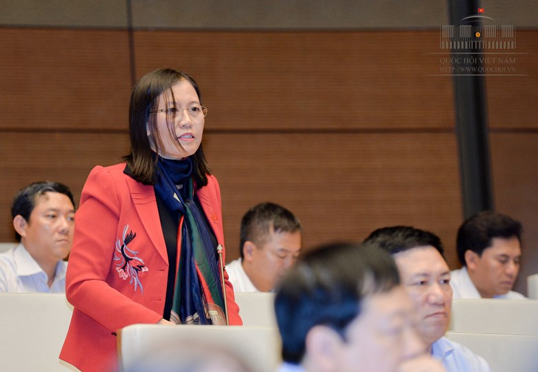 Đại biểu Quốc hội Lê Thị Nga chất vấn Bộ trưởng Bộ Nội vụ Lê Vĩnh Tân - Ảnh: Đình Nam