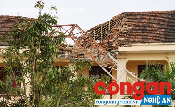 Hiện trường vụ sập cần cẩu ở khối 5, phường Trường Thi, TP Vinh khiến 1 nam học sinh Trường THPT Lê Viết Thuật tử vong