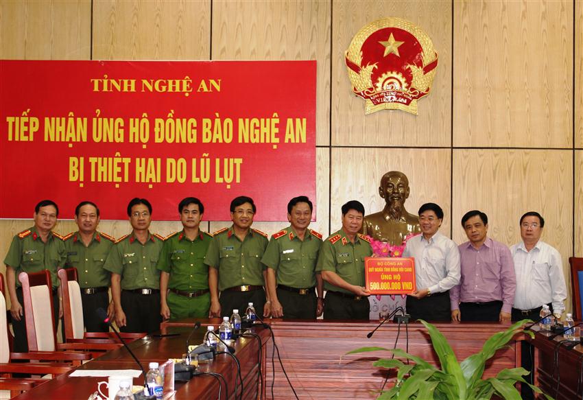 Đoàn công tác trao 500 triệu đồng hỗ trợ nhân dân Nghệ An bị ảnh hưởng bởi lũ lụt