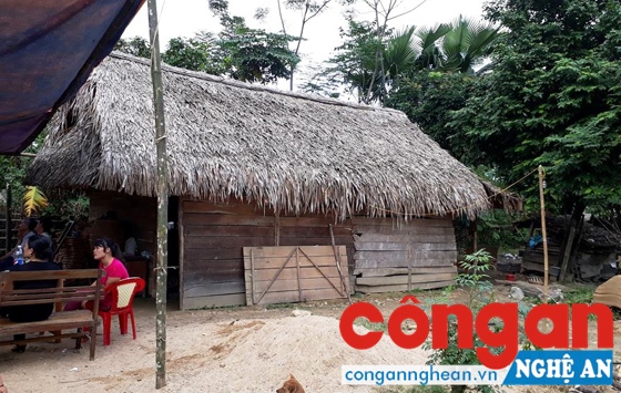 Ngôi nhà tranh ọp ẹp giờ đây chỉ có 3 anh em nương tựa vào nhau