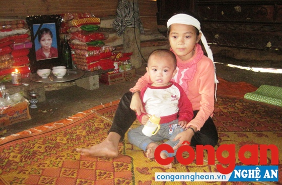 Hai chị em bên di ảnh mẹ