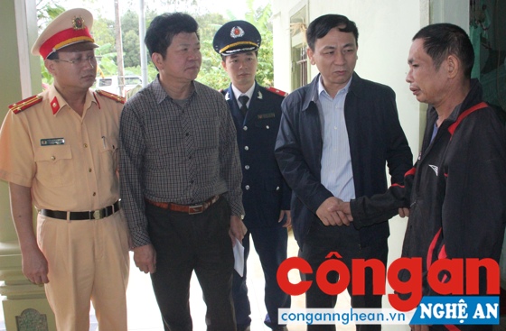 Thăm, tặng quà cho anh Nguyễn Hữu Phú bị chấn thương sọ não do tai nạn giao thông tại xóm 14, xã Quỳnh Châu, huyện Quỳnh Lưu