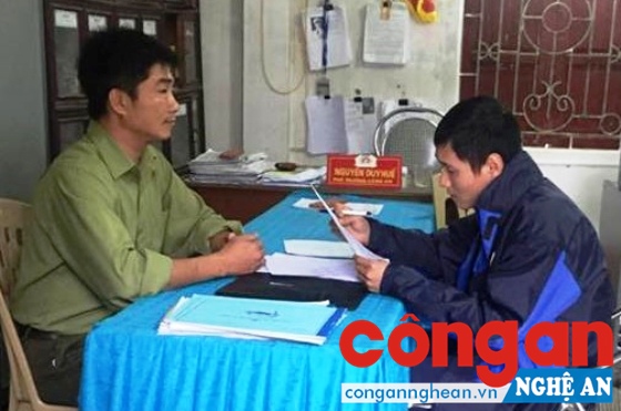 Công an thị trấn Anh Sơn hướng dẫn đối tượng viết cam kết không  sử dụng súng tự chế
